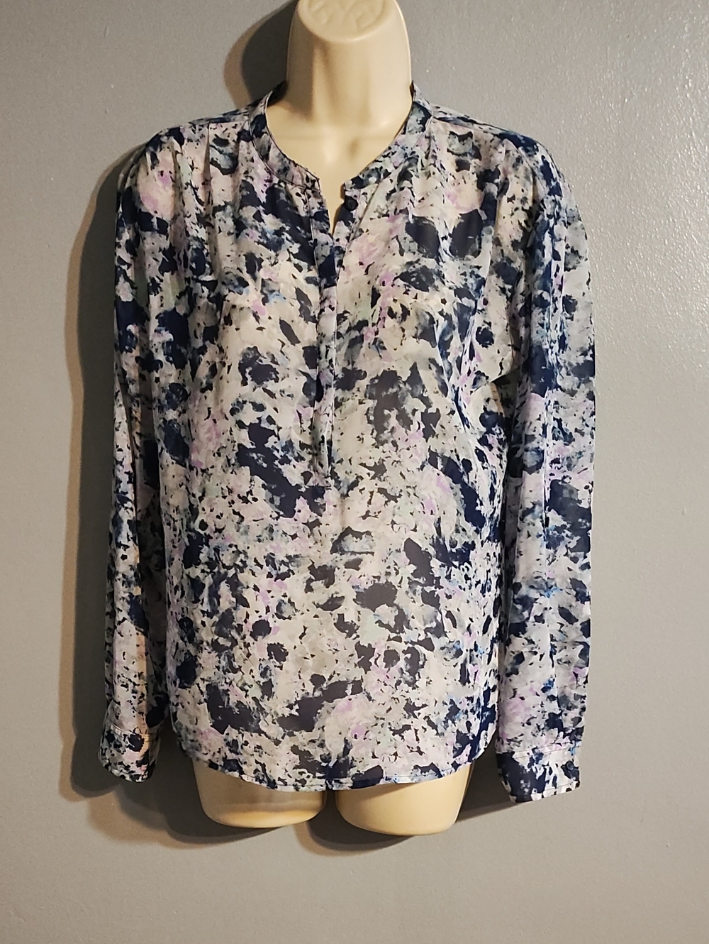 A.N.A A New Approach Women’s Navy & White Abstract Print Long-Sleeve Blouse